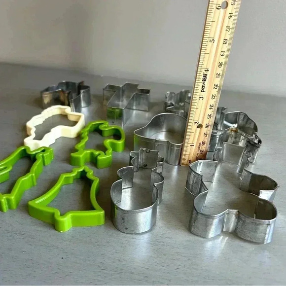 VTG Holiday Cookie Cutters 11 Metal Plastic Christmas Santa Snowman Angel - Picture 10 of 10